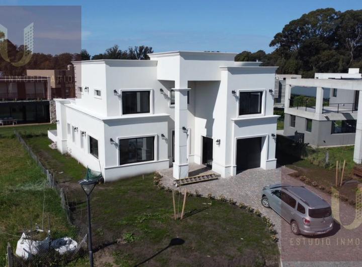 Casa · 264m² · 6 Ambientes · 5 Cocheras