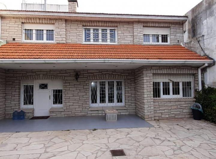 Casa · 320m² · 5 Ambientes · 2 Cocheras