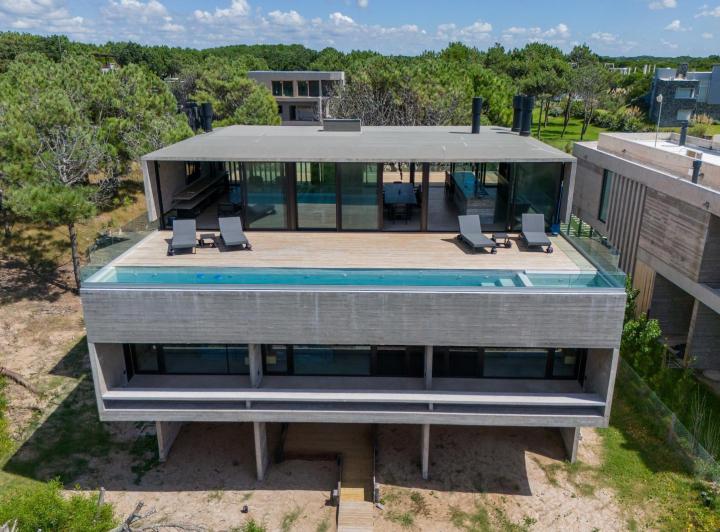 Casa · 650m² · 8 Ambientes · 2 Cocheras