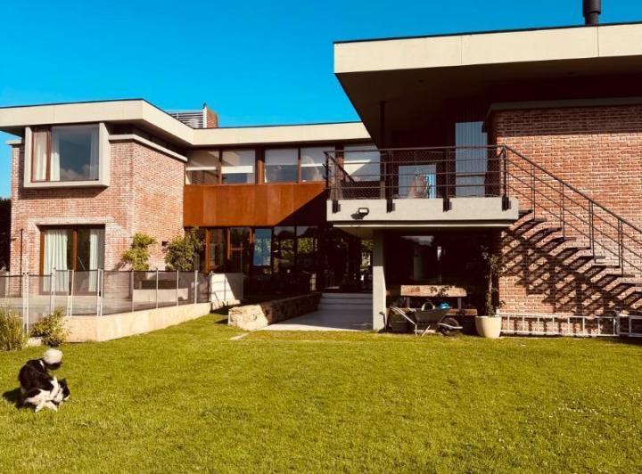 Casa · 400m² · 5 Ambientes · 2 Cocheras