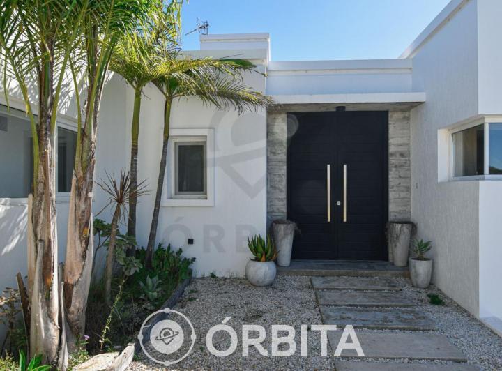 Casa · 216m² · 6 Ambientes · 2 Cocheras