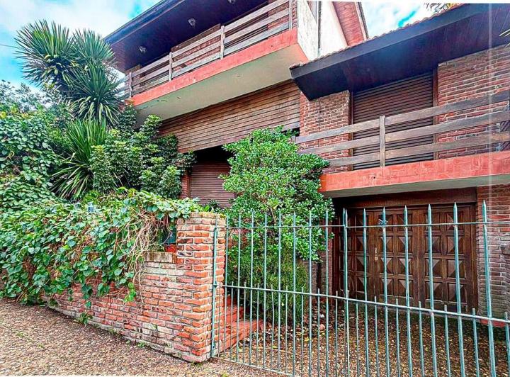 Casa · 335m² · 6 Ambientes · 1 Cochera