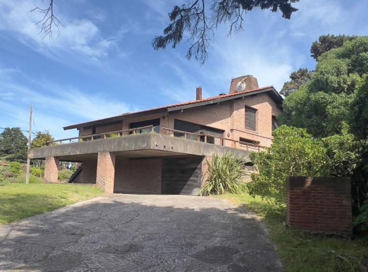 Casa · 280m² · 6 Ambientes · 3 Cocheras