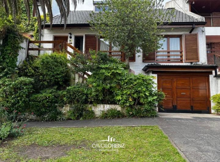 Casa · 242m² · 5 Ambientes · 1 Cochera