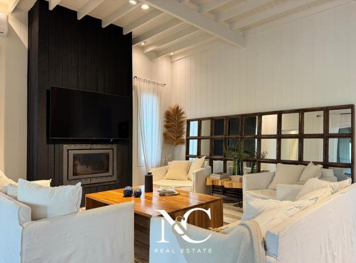 Casa · 270m² · 6 Ambientes · 1 Cochera