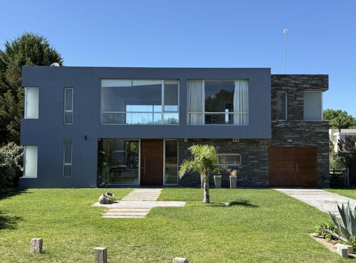 Casa · 270m² · 6 Ambientes · 1 Cochera