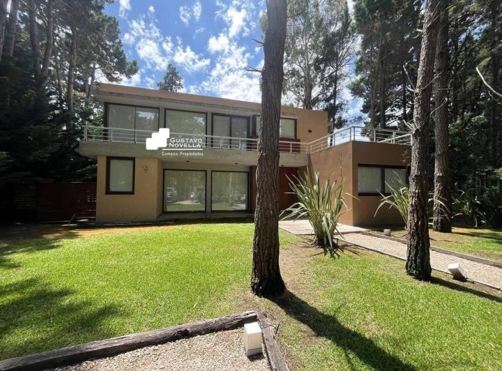 Casa · 214m² · 5 Ambientes · 1 Cochera