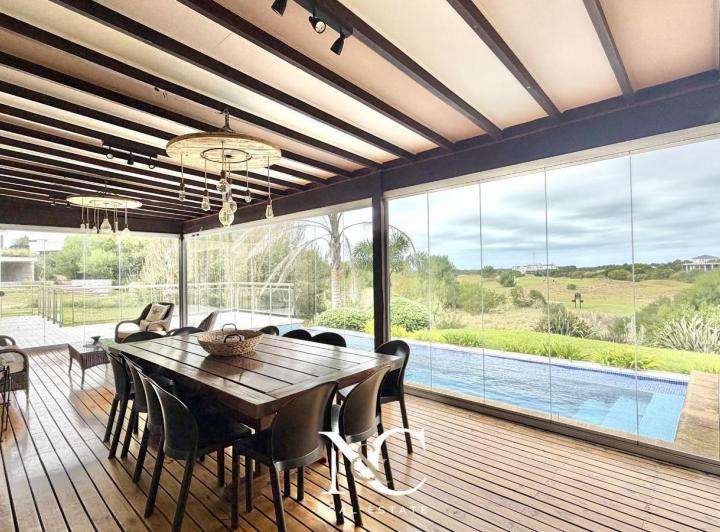 Casa · 315m² · 6 Ambientes · 2 Cocheras