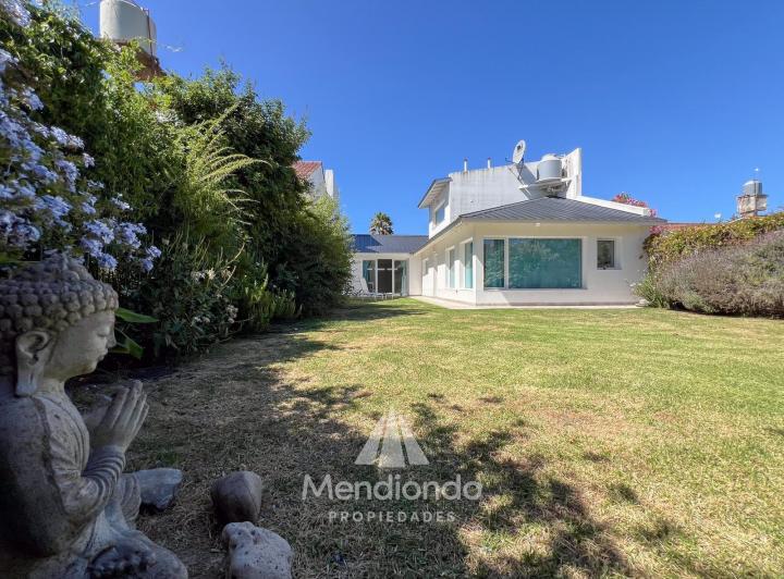 Casa · 122m² · 3 Ambientes · 1 Cochera