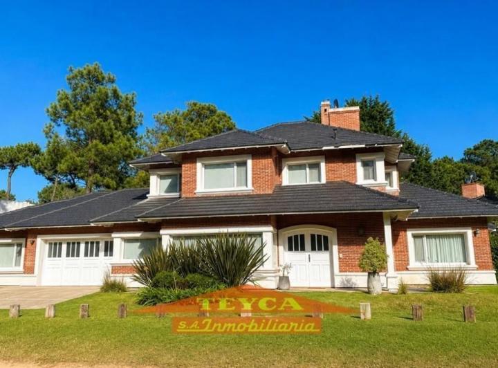 Casa · 321m² · 7 Ambientes · 1 Cochera