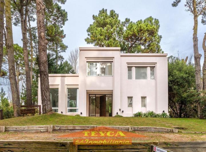 Casa · 245m² · 4 Ambientes · 1 Cochera