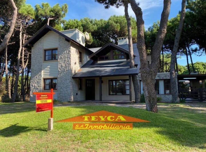 Casa · 209m² · 6 Ambientes · 1 Cochera