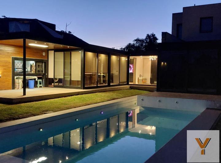 Casa · 250m² · 4 Ambientes · 2 Cocheras
