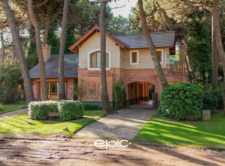 Casa · 210m² · 5 Ambientes · 2 Cocheras