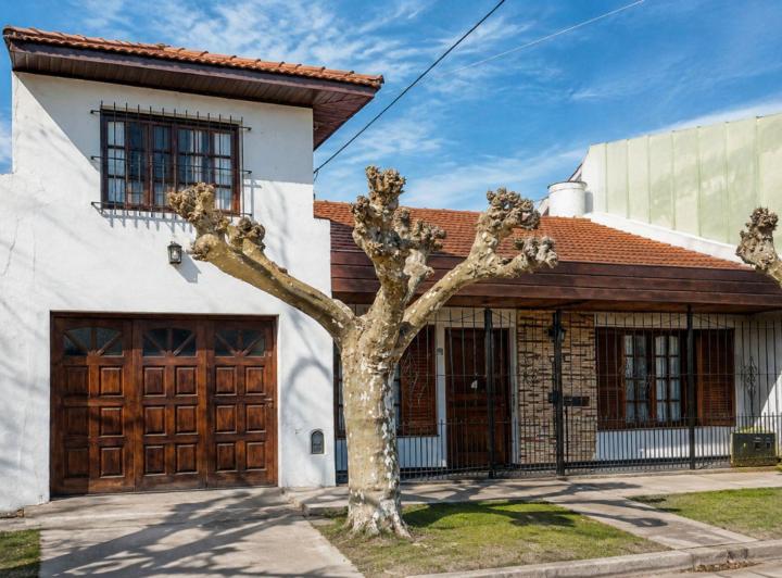 Casa · 137m² · 4 Ambientes · 2 Cocheras
