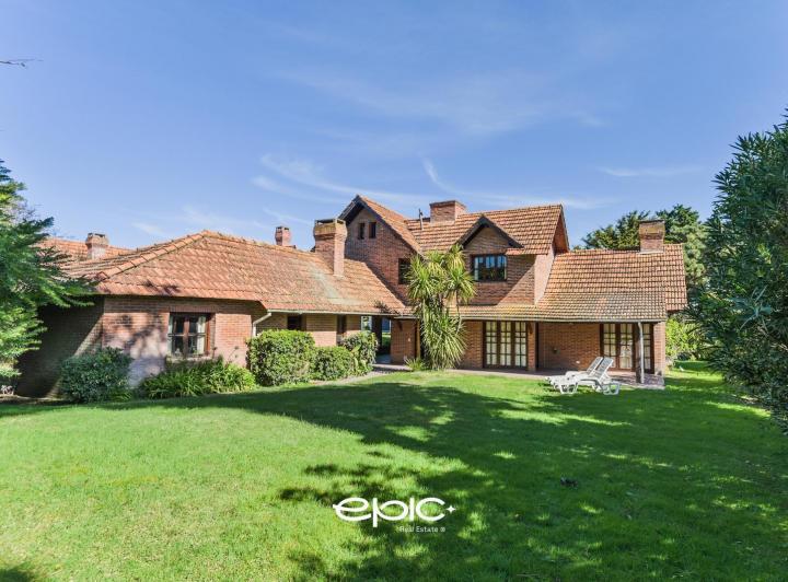 Casa · 163m² · 7 Ambientes · 1 Cochera