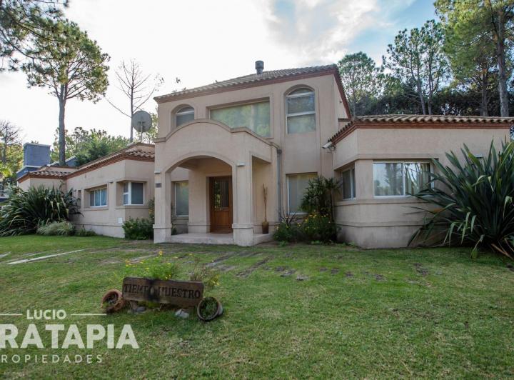 Casa · 320m² · 5 Ambientes · 2 Cocheras