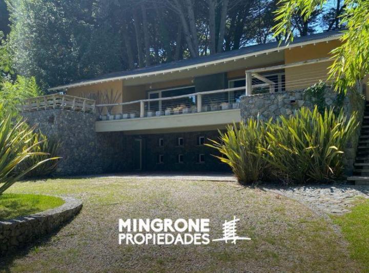 Casa · 303m² · 6 Ambientes · 1 Cochera