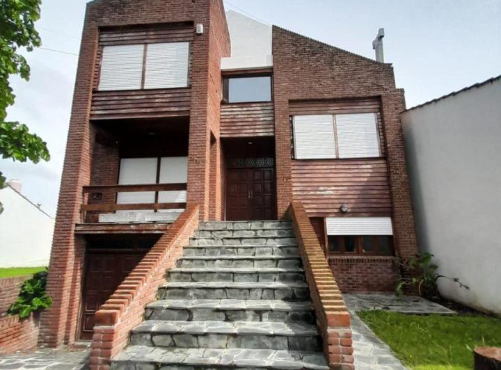 Casa · 220m² · 5 Ambientes · 1 Cochera