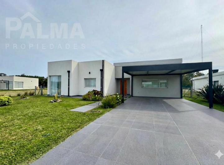 Casa · 230m² · 4 Ambientes · 2 Cocheras
