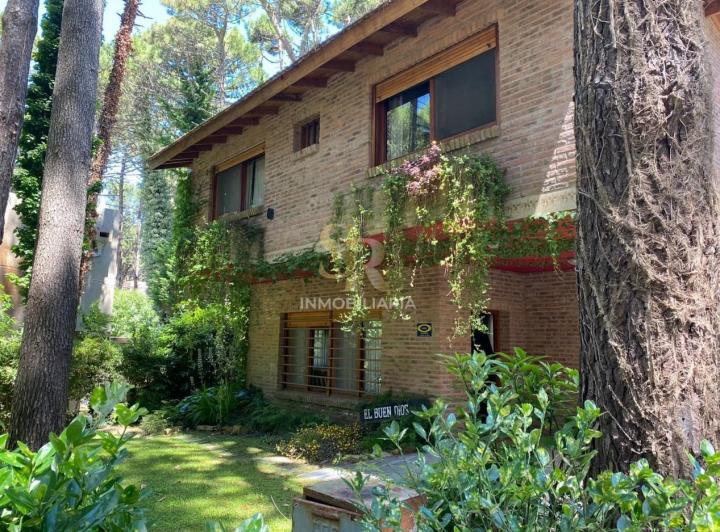 Casa · 157m² · 6 Ambientes · 1 Cochera