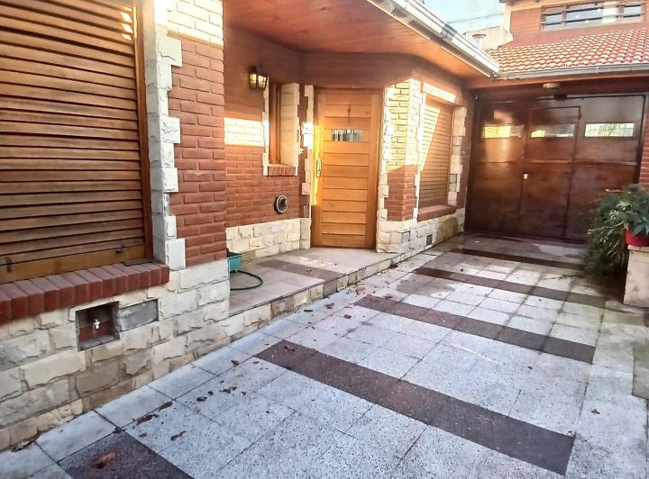 Casa · 140m² · 2 Dormitorios · 2 Cocheras