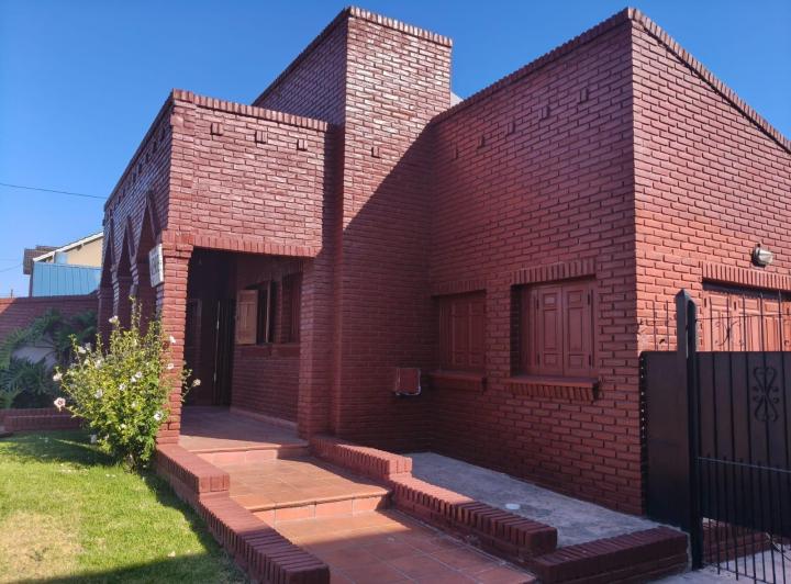 Casa · 200m² · 3 Ambientes · 2 Cocheras