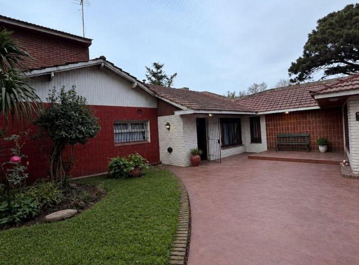Casa · 181m² · 4 Ambientes · 1 Cochera