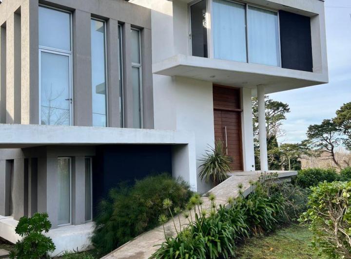 Casa · 280m² · 4 Ambientes · 2 Cocheras