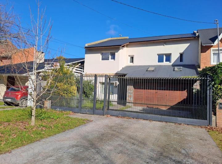 Casa · 345m² · 4 Ambientes · 2 Cocheras