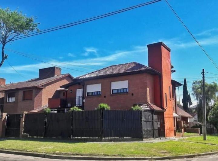Casa · 120m² · 5 Ambientes · 3 Cocheras