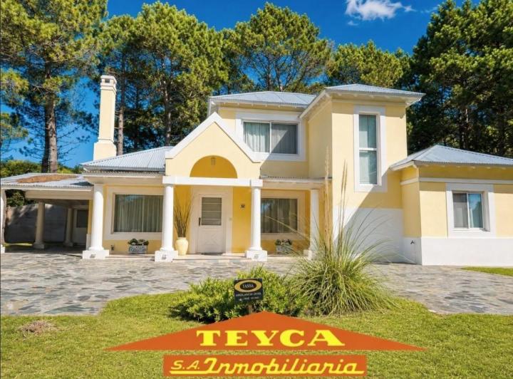 Casa · 250m² · 5 Ambientes · 1 Cochera
