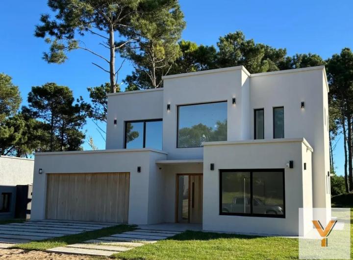 Casa · 240m² · 5 Ambientes