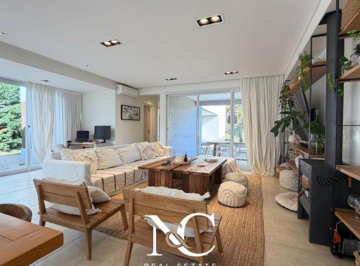 Casa · 160m² · 4 Ambientes · 2 Cocheras
