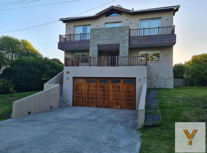 Casa · 265m² · 5 Ambientes · 2 Cocheras