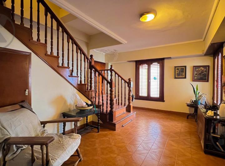 Casa · 244m² · 6 Ambientes · 2 Cocheras