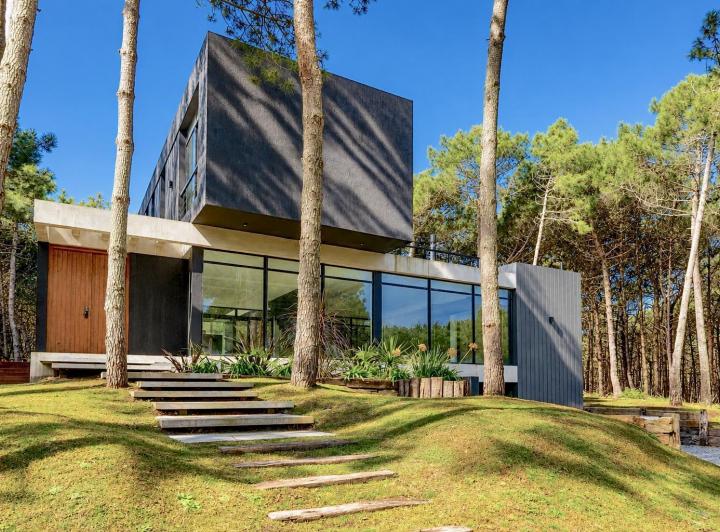 Casa · 296m² · 8 Ambientes · 4 Cocheras