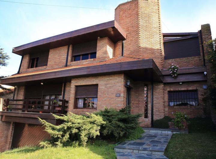 Casa · 380m² · 6 Ambientes · 3 Cocheras