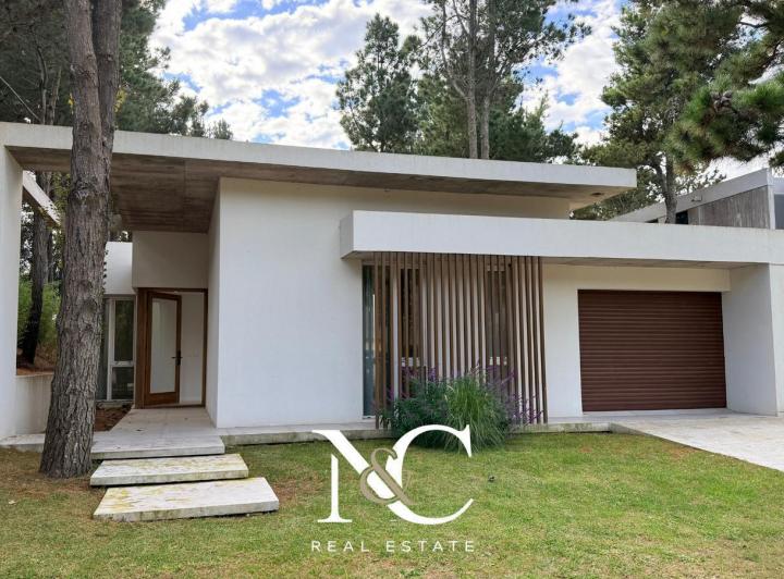 Casa · 220m² · 5 Ambientes · 1 Cochera