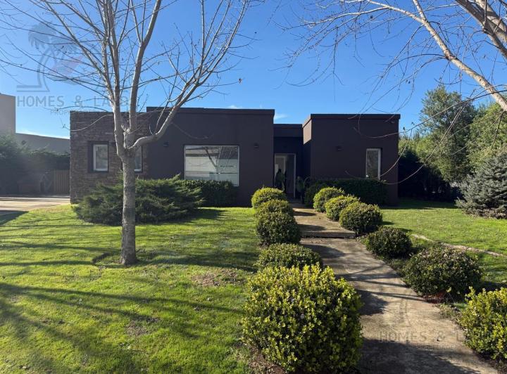 Casa · 180m² · 3 Ambientes · 4 Cocheras