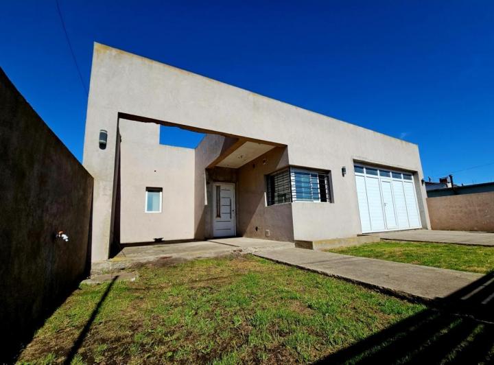 Casa · 102m² · 2 Ambientes · 2 Cocheras
