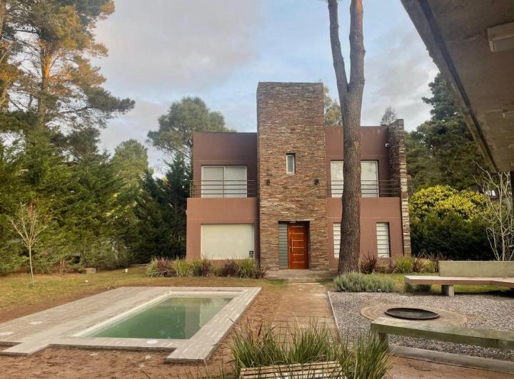 Casa · 140m² · 4 Ambientes · 1 Cochera