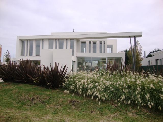 Casa · 300m² · 4 Dormitorios · 3 Cocheras