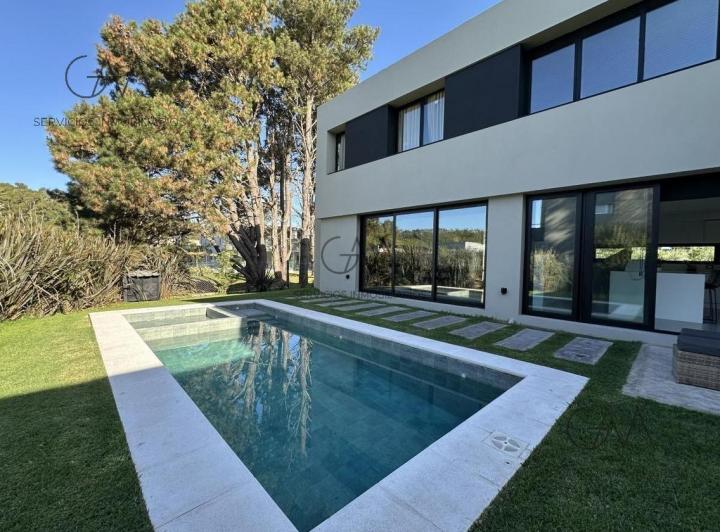 Casa · 330m² · 3 Dormitorios · 2 Cocheras