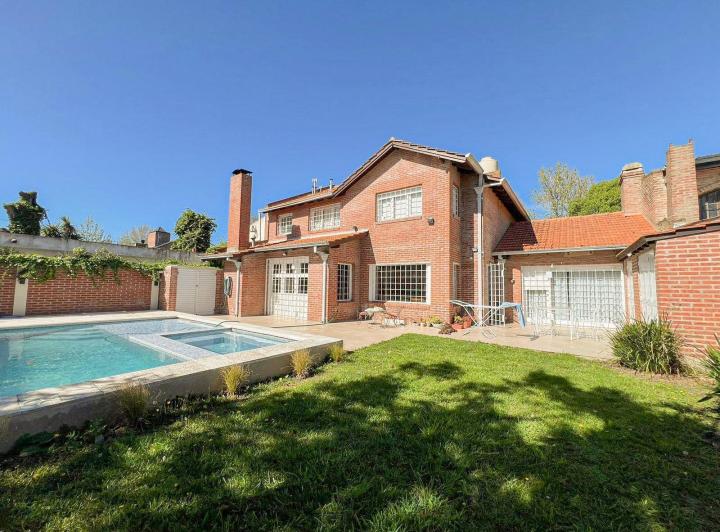 Casa · 254m² · 5 Ambientes · 5 Cocheras