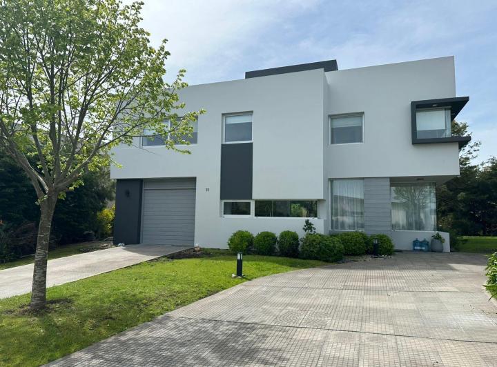 Casa · 280m² · 4 Dormitorios · 2 Cocheras