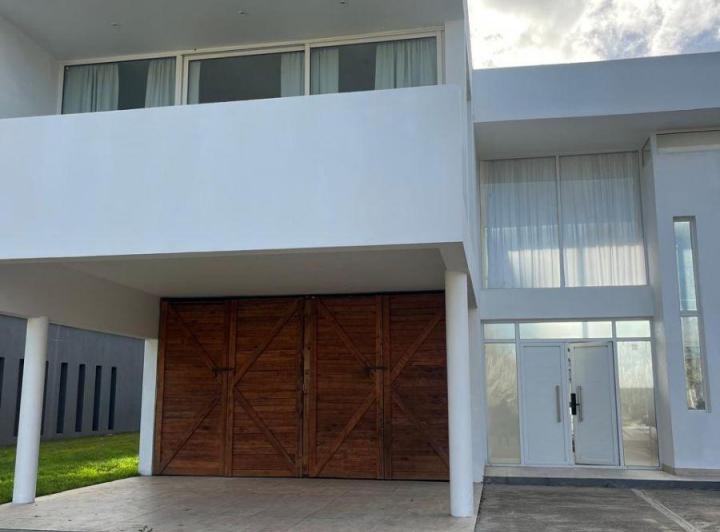 Casa · 345m² · 4 Ambientes · 2 Cocheras