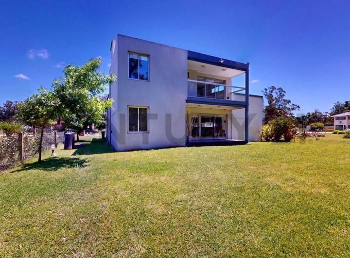 Casa · 210m² · 4 Ambientes · 2 Cocheras