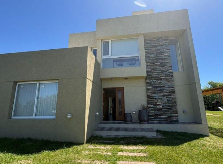 Casa · 160m² · 6 Ambientes · 1 Cochera