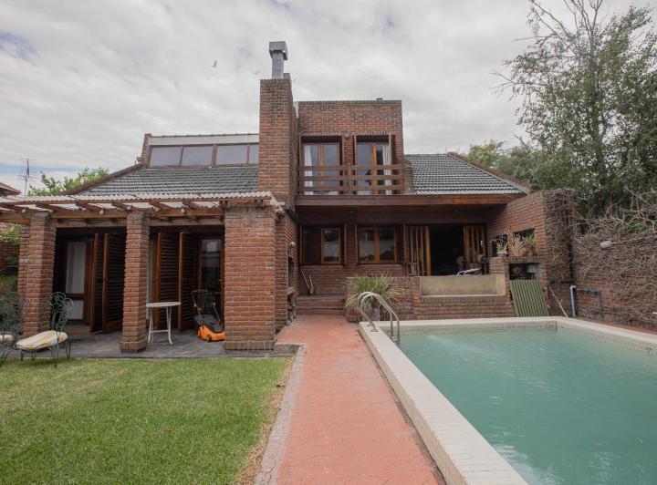 Casa · 213m² · 5 Ambientes · 1 Cochera
